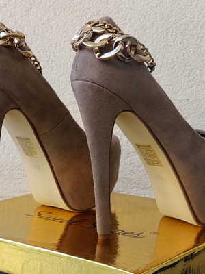 Beige high-heeled pumps new, size 36, with gold straps