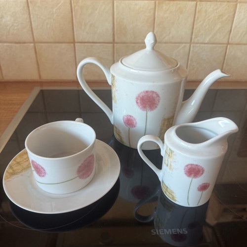 Tea set 6-piece with teapot and milk jug like new