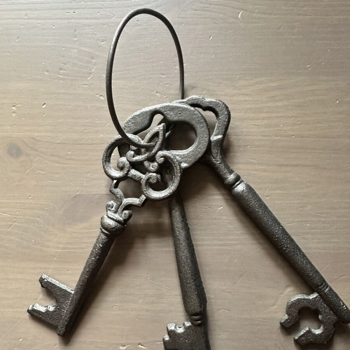 Decorative keys set of 3 like new, cast iron