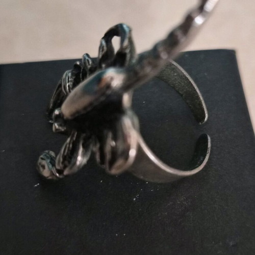 Scorpion-shaped ring used, silver color