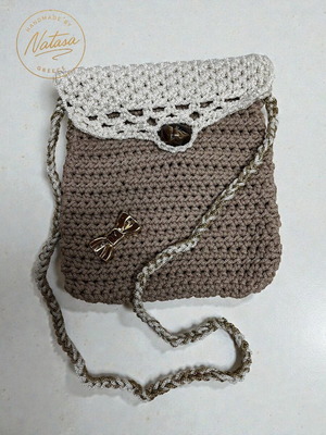Handmade knitted shoulder bag in beige and ecru tones