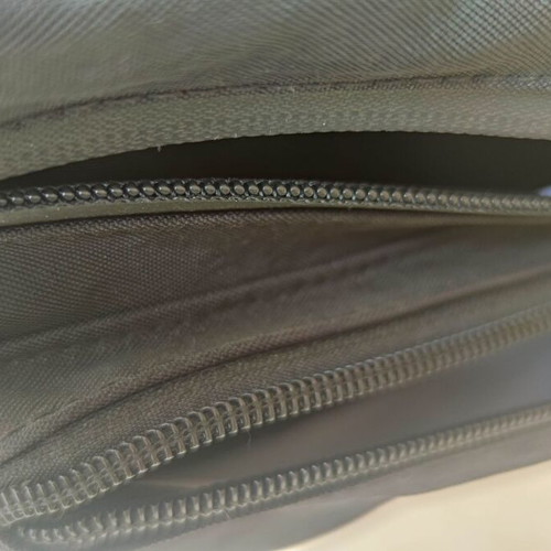 E EEOMU shoulder bag like new, black with zipper