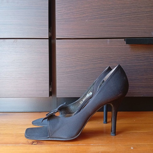 Leather women's black pumps like new, size 40