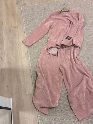 Pink rotten apple set like new, one size