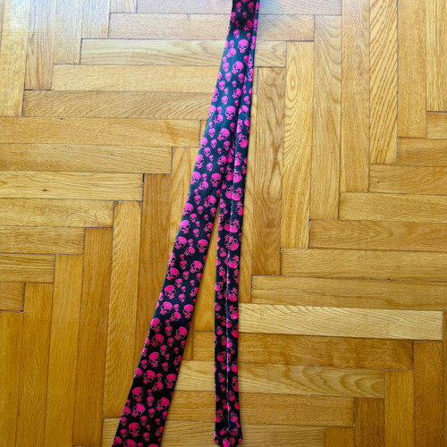 Tie with pink skull pattern, like new