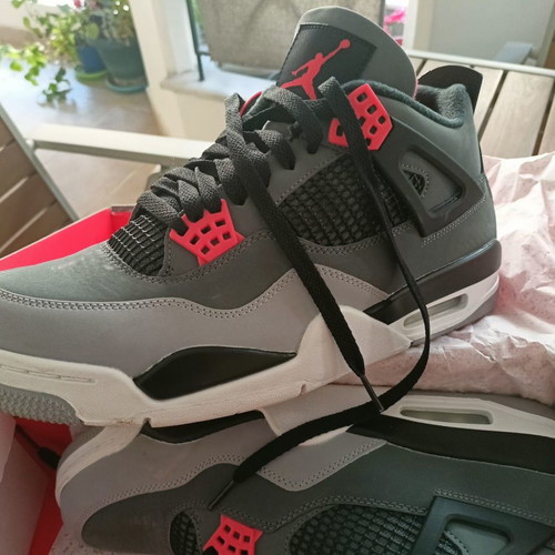 Air Jordan 4 Retro 44,5 EU σαν καινούργιο, μαύρο/γκρι/infrared 23-black