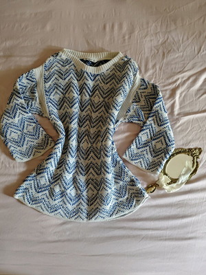 Patterned pullover size S like new