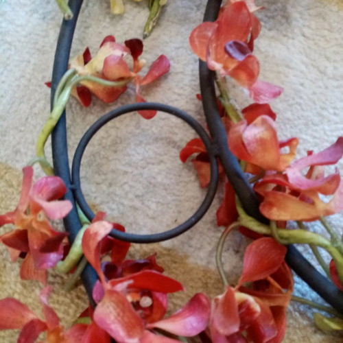 Decorative metal wreath like new with glass candle holders