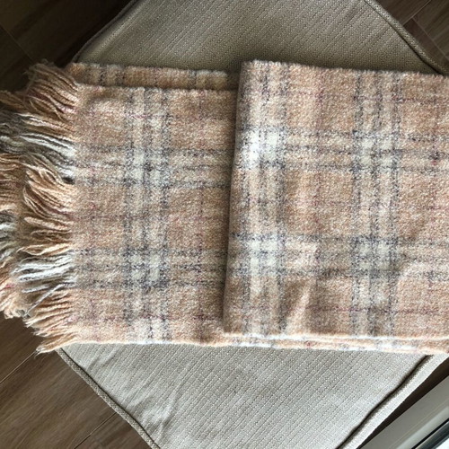 Burberry scarf like new, wool salmon with check pattern