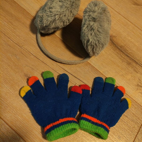 Children's gloves used for 4-5 years, gray ear protector