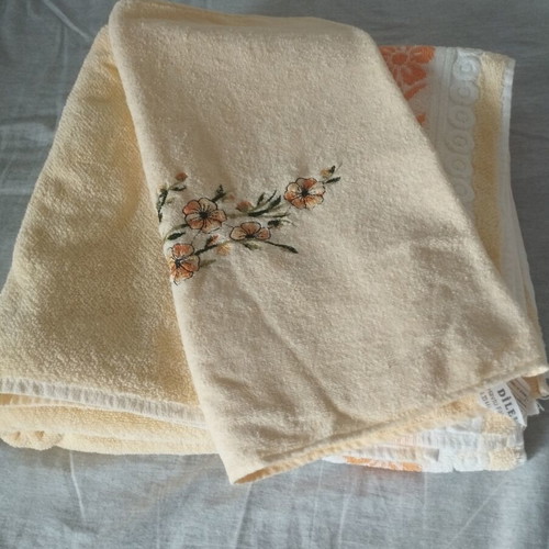 Towel set 3 pieces, like new, cream with floral embroidery