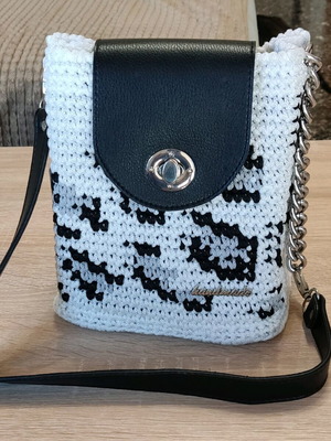 Knitted leopard shoulder bag with leather flap and chain