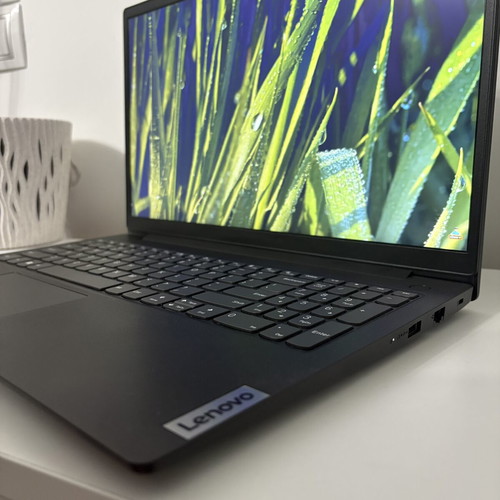 Lenovo V15G4AMN Laptop 15.6" Full HD Ryzen 3 7320U 8GB RAM 512GB SSD Windows 11 Office 2024