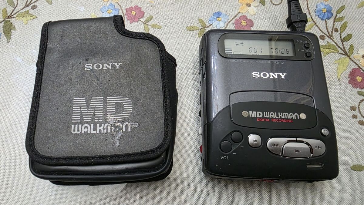 SONY MD WALKMAN MZ-R2 ポータブル　ジャンク　通電確認 Sony MZ-R2 Portable MD Walkman used - € 129,00 - Vendora.cy