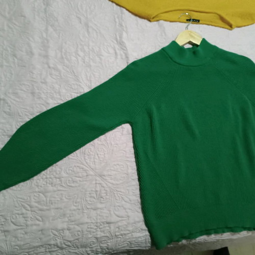 Green pullover used, size L