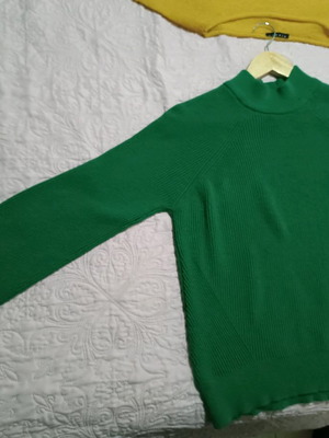 Green pullover used, size L