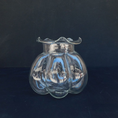 Glass vase with 19 cm height and 21 cm diameter