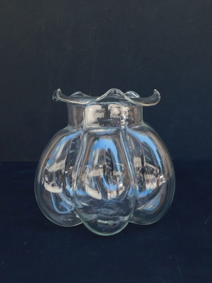 Glass vase with 19 cm height and 21 cm diameter