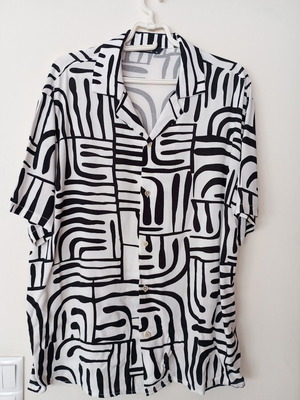 Black and white short-sleeve men's shirt like new