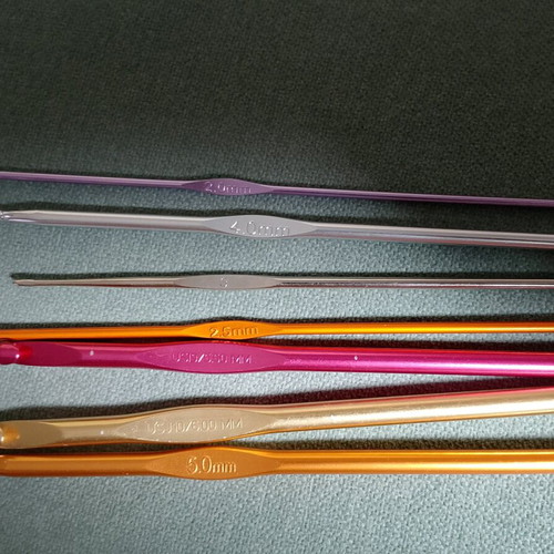 Crochet Hooks like new, set of 7, sizes 2 to 6