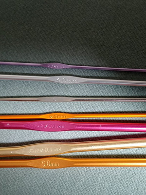 Crochet Hooks like new, set of 7, sizes 2 to 6