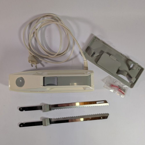 Electric kitchen knife used with 2 double serrated blades and wall mount