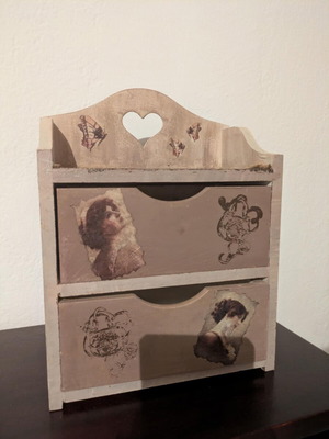 Малка ретро дървена използвана скрин с декорация decoupage