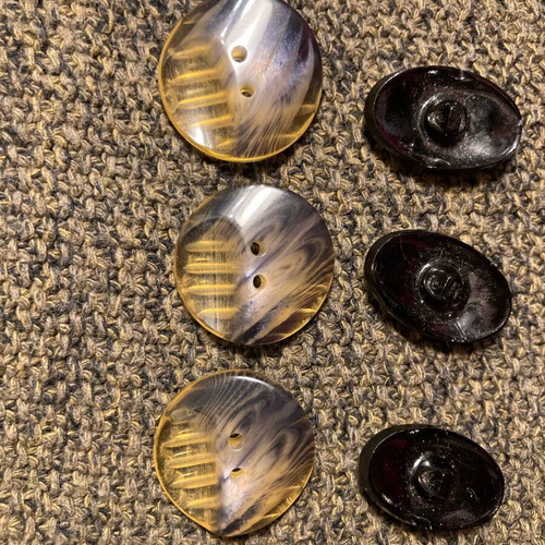 18 vintage buttons from 80s and 90s