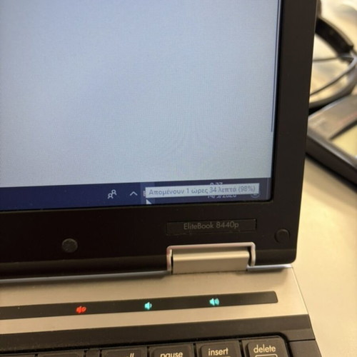 HP EliteBook 8440p laptop used with Windows 10 Greek and charger