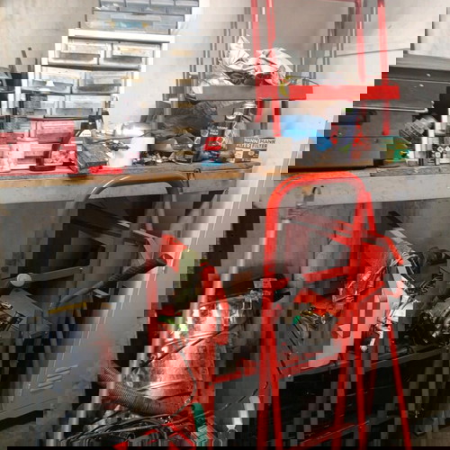 обща работилница, продаваща всички инструменти и пълен комплект оборудване