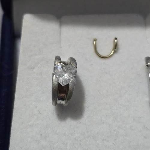 Silver earrings like new, vintage with velvet box