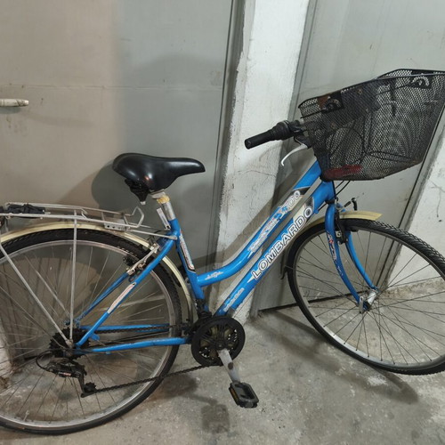 Lombardo Trekking 200 women's bike used, 21-speed, blue with basket