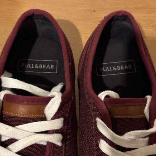 Low sneakers like new, burgundy with white laces, size 45