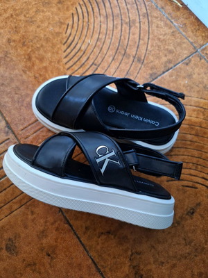 Παιδικά σανδάλια σαν καινούργια, νούμερο 30