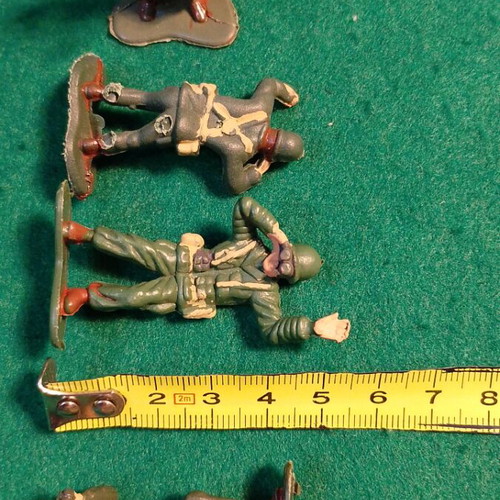 Diorama with over 25 painted soldiers used