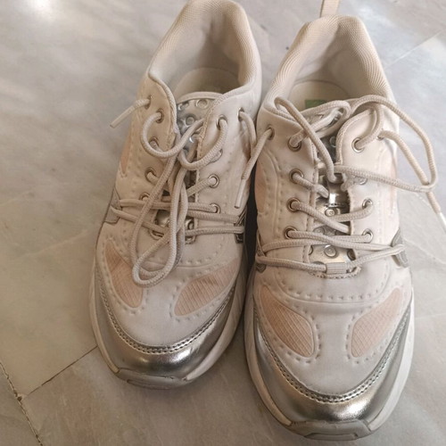 Benetton sneakers like new, white with silver details