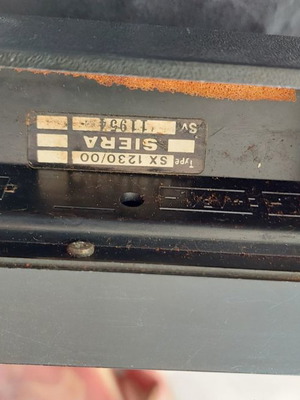Vintage φορητό ραδιόφωνο μεταχειρισμένο με μπαταρία και τροφοδοτικό