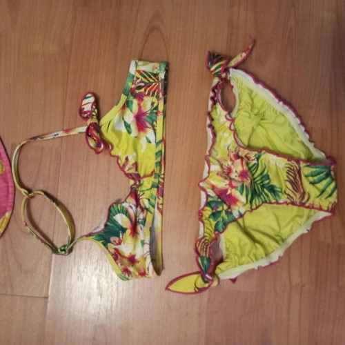 Children's swimsuit like new for 6-year-old girl with gift hat
