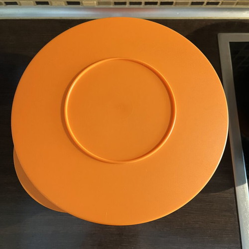 Tupperware 2.5 L like new