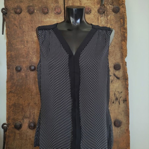 Sleeveless Polka Dot Blouse V-Neck casual chic top large, like new