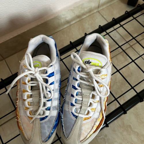 Nike Air Max 95 DJ4594-100 kids athletic shoes used, multicolor, size 35.5