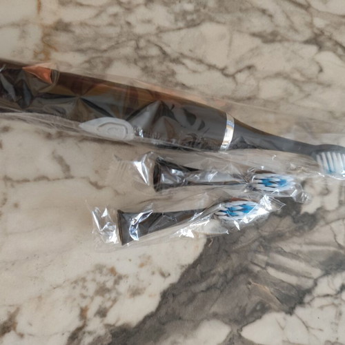 Electric toothbrush with 2 additional heads new