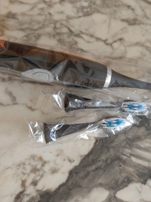 Electric toothbrush with 2 additional heads new