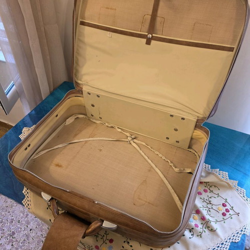 Brown leather hand suitcase like new, hard construction