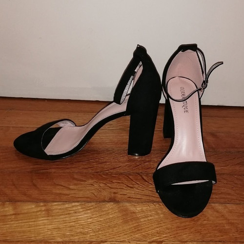 Diamantique black suede high-heel sandals size 39 like new