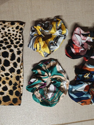Hair accessories set with 4 colorful scrunchies and 1 leopard headband