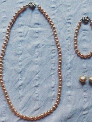 Guy Laroche Timeless Basic Pearl Jewelry Set beige, new