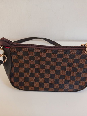 Women's shoulder bag with brown chessboard pattern