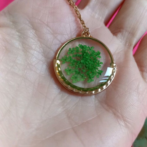 Set of 2 flower pendants like new, multicolored