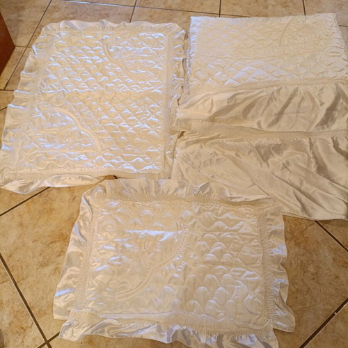 Satin quilt set of three pieces like new